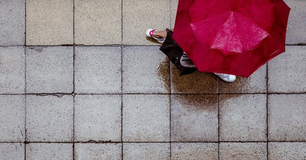 Person mit Regenschirm. © pixabay.com