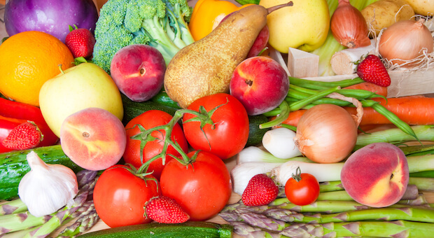 Vitaminreiche Ernährung ©shutterstock.com/Maria Uspenskaya - https://www.shutterstock.com/de/image-photo/fruits-vegetables-278579828