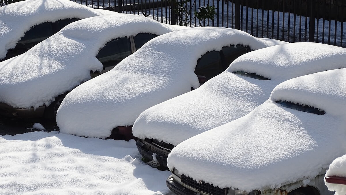 Schneebedeckte Autos. ©pixabay.com - https://pixabay.com/en/snow-machinery-a-number-of-winter-965200/