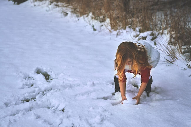 Mädchen spielt im Schnee. @unsplash.com