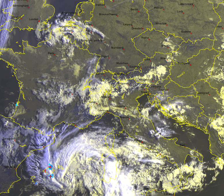 Satellitenbild und Blitze am Montagmorgen. © UBIMET / EUMETSAT