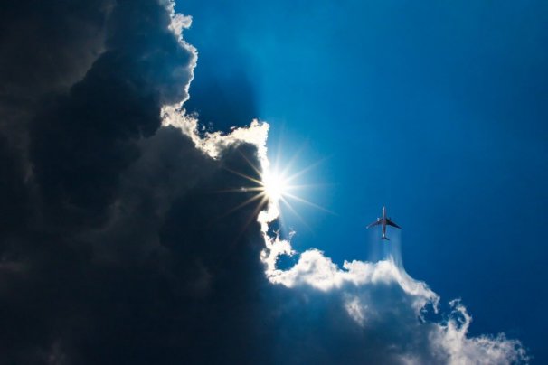Ein Flugzeug fligt durch eine Wolke.
