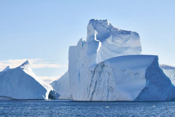 Ein Eisberg bedroht ein Dorf in Grönland