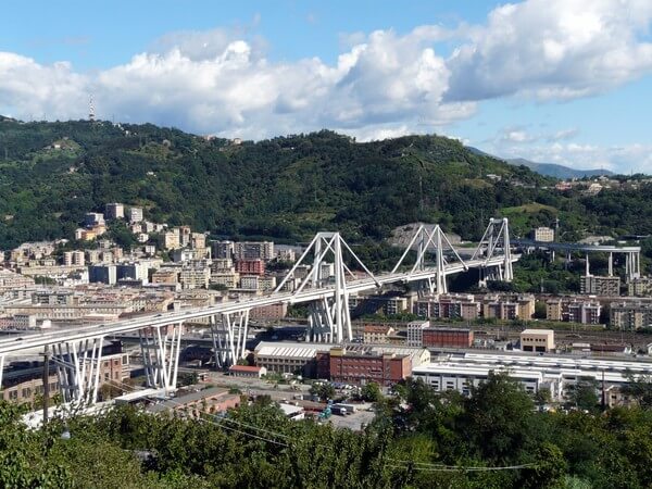 Die Ponte Morandi über dem Val Polcevera in Genua.