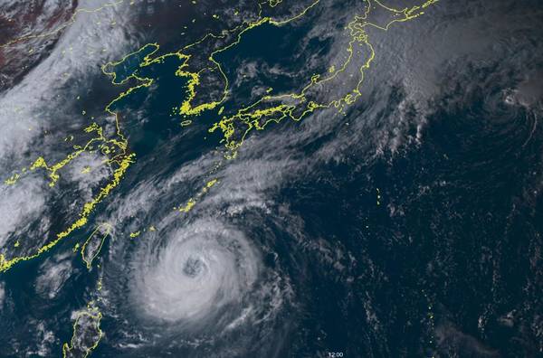 Taifun TRAMI am Weg nach Japan