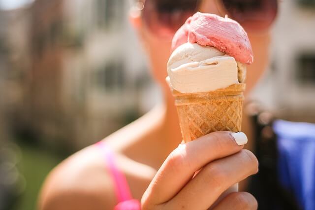 Bei sommerlichen Temperaturen kann man sich ein Eis schmecken lassen.