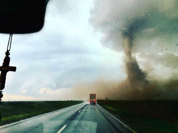 Gestern bildete sich in Rumänien ein eindrucksvoller Tornado.