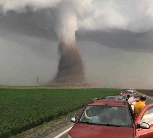 Tornado in Rumänien erfasste Bus