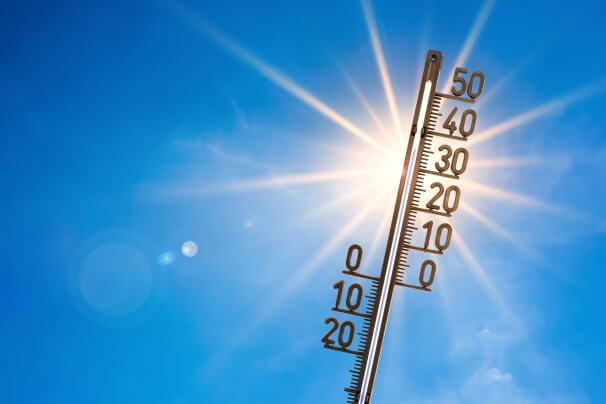 Thermometer mit Hitze über 30 Grad - Adobe Stock
