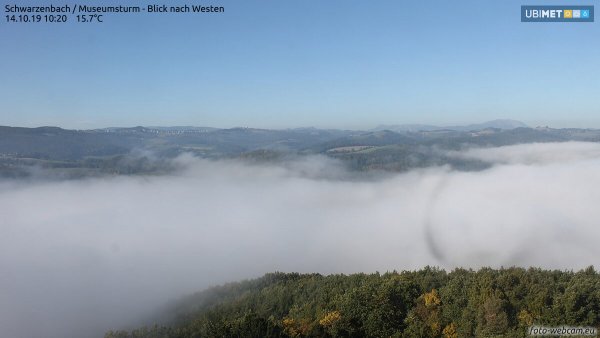 Oben blau - unten grau. Herbst in Österreich