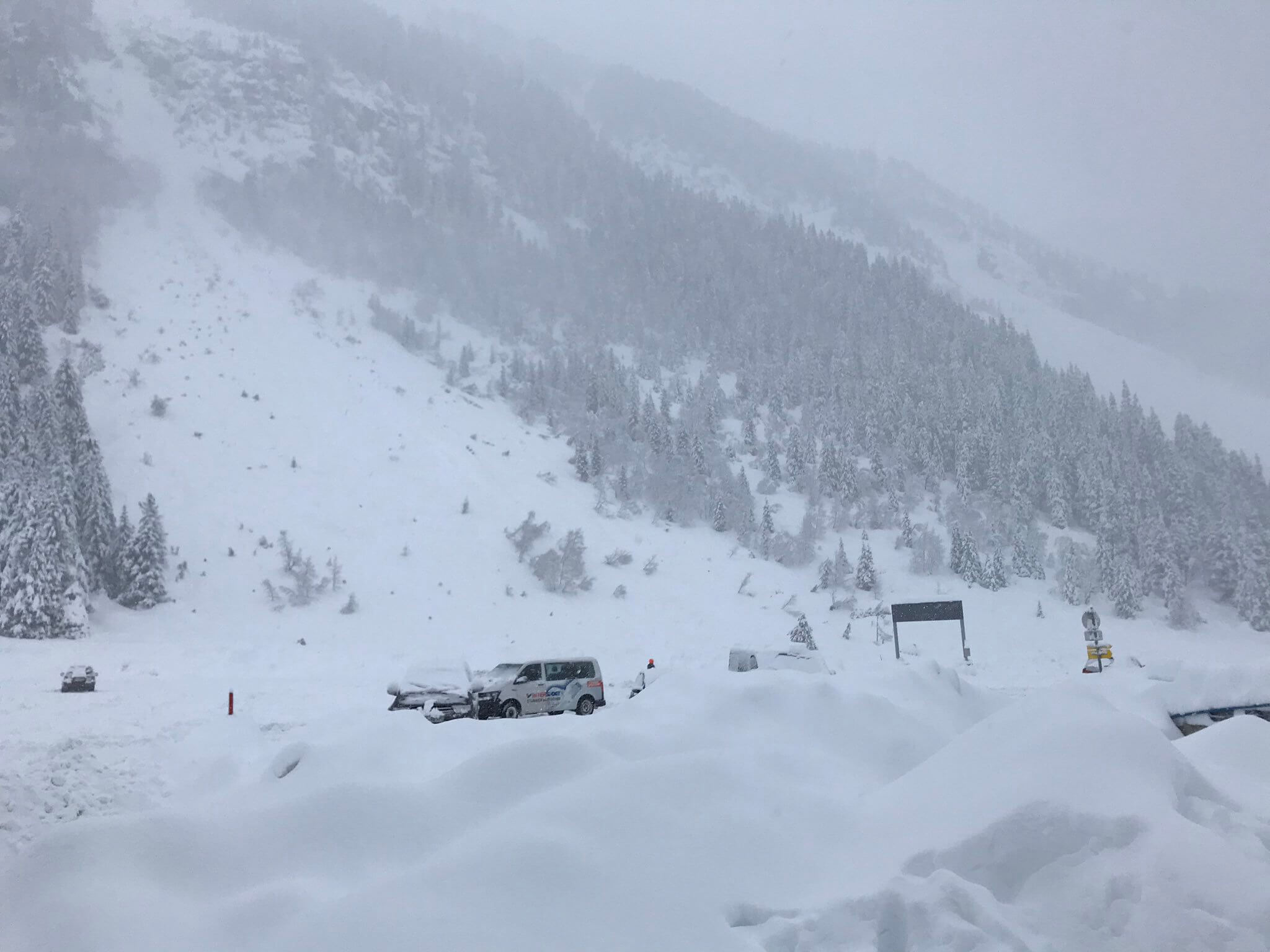 Heftige Unwetter mit Schnee und Regen im Österreich