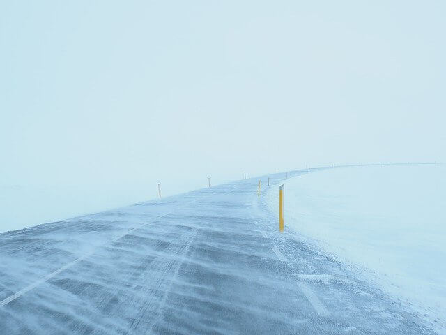 Quelle: https://pixabay.com/photos/blizzard-road-snow-winter-frost-4444977/