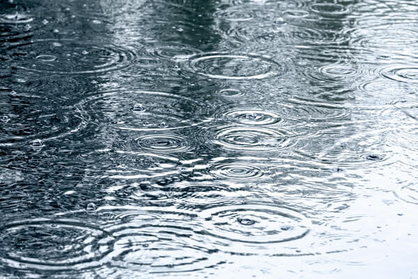 Unbeständiger Start in den Mai: Tief DANIEL bringt Regen und Wind