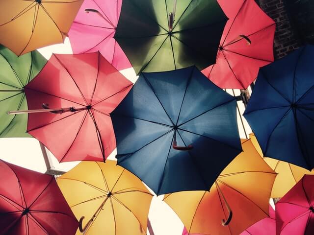 Regenschirme am Himmel - pexels.com