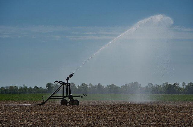 Quelle: https://pixabay.com/photos/irrigation-agriculture-water-field-5064925/
