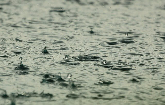 Quelle: https://pixabay.com/photos/water-raindrops-raining-wet-liquid-815271/