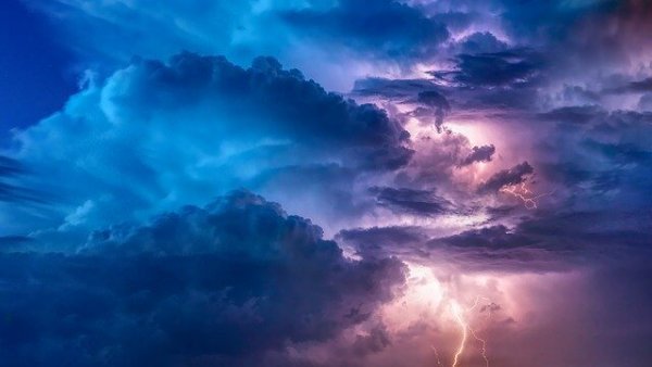Quelle: https://pixabay.com/photos/thunderstorm-lightning-flashes-3625405/