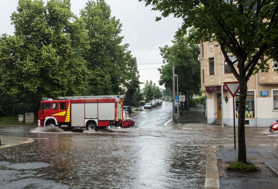 Die Feuerwehr ist bei Starkregen oft im Einsatz. Bild: © AdobeStock