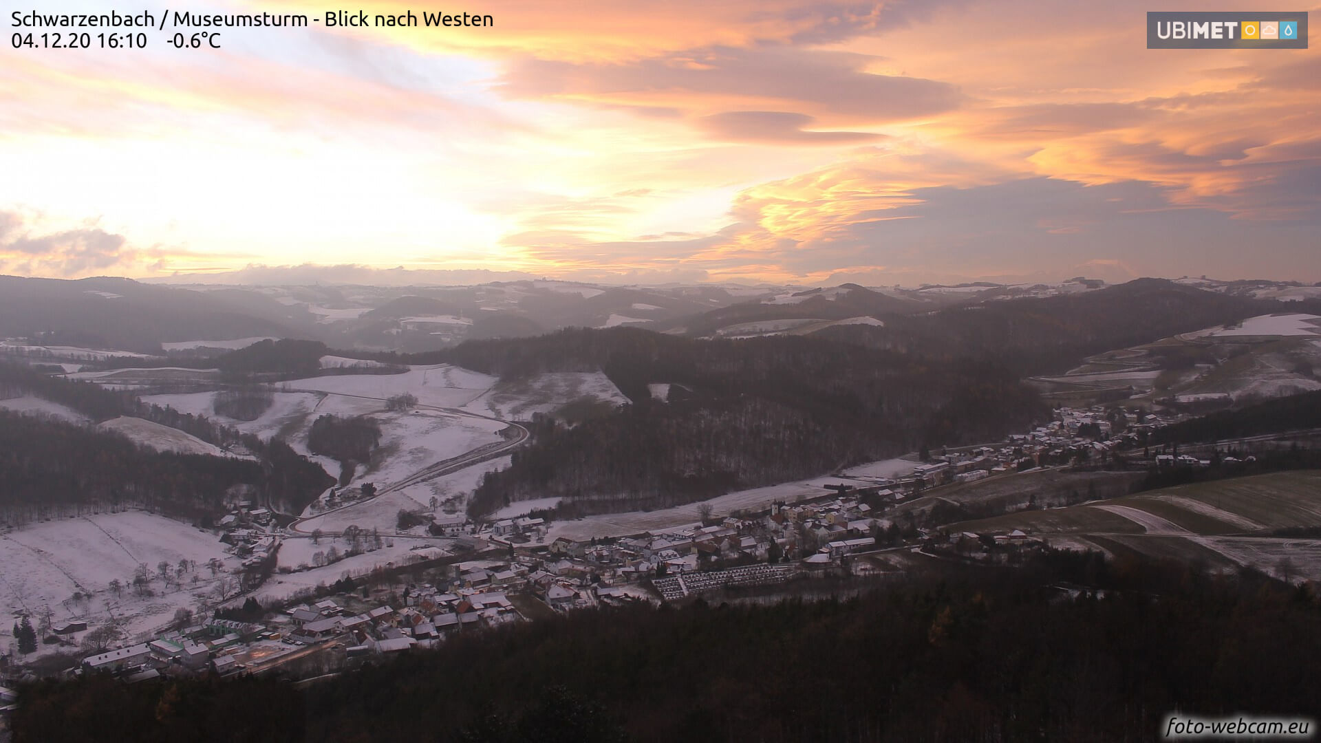 Der abendliche Himmel über Schwarzenbach (NÖ) am 4.12.2020. Quelle: foto-webcam.eu
