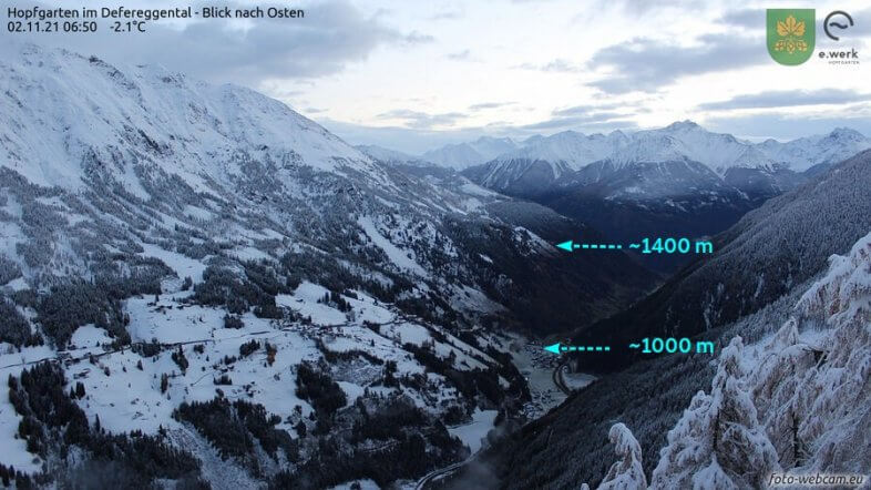 Hopfgarten im Defereggental, Osttirol. Gut sichtbar ist der Unterschied in der Schneefallgrenze aufgrund der Niederschlagsabkühlung zwischen dem engen Tal (unten im Bild) und dem Talmündung / Talausgang oben - https://www.foto-webcam.eu/webcam/hopfgarten/