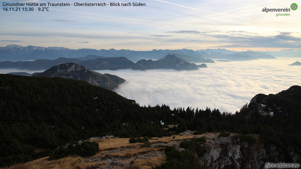 Der Hochnebel vom Traunstein (OÖ) aus betrachtet. (Quelle: https://www.foto-webcam.eu/webcam/traunstein/2021/11/16/1320)