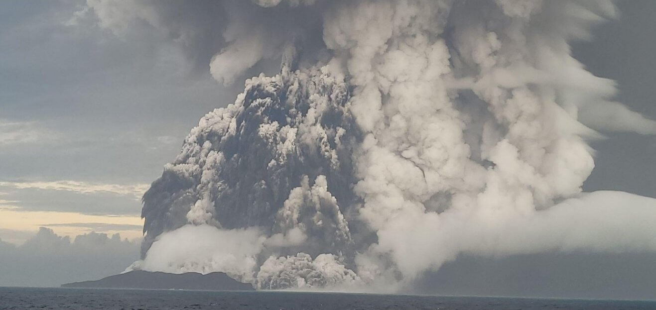 Heftiger Vulkanausbruch verursacht Tsunami im Pazifik