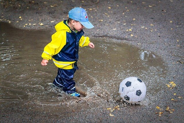 Kind spielt im Regen - pixabay.com