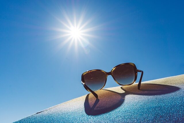 Sonne, Sonnenschirm und Sonnenbrillen - pixabay.com