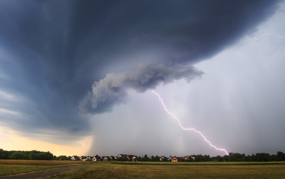 Blitzeinschlag bei einem Gewitter. © AdobeStock