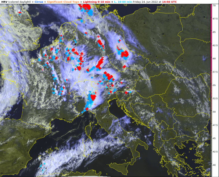 Satellitenbild inklusive Blitze für Mitteleuropa. Quelle: www.uwz.at