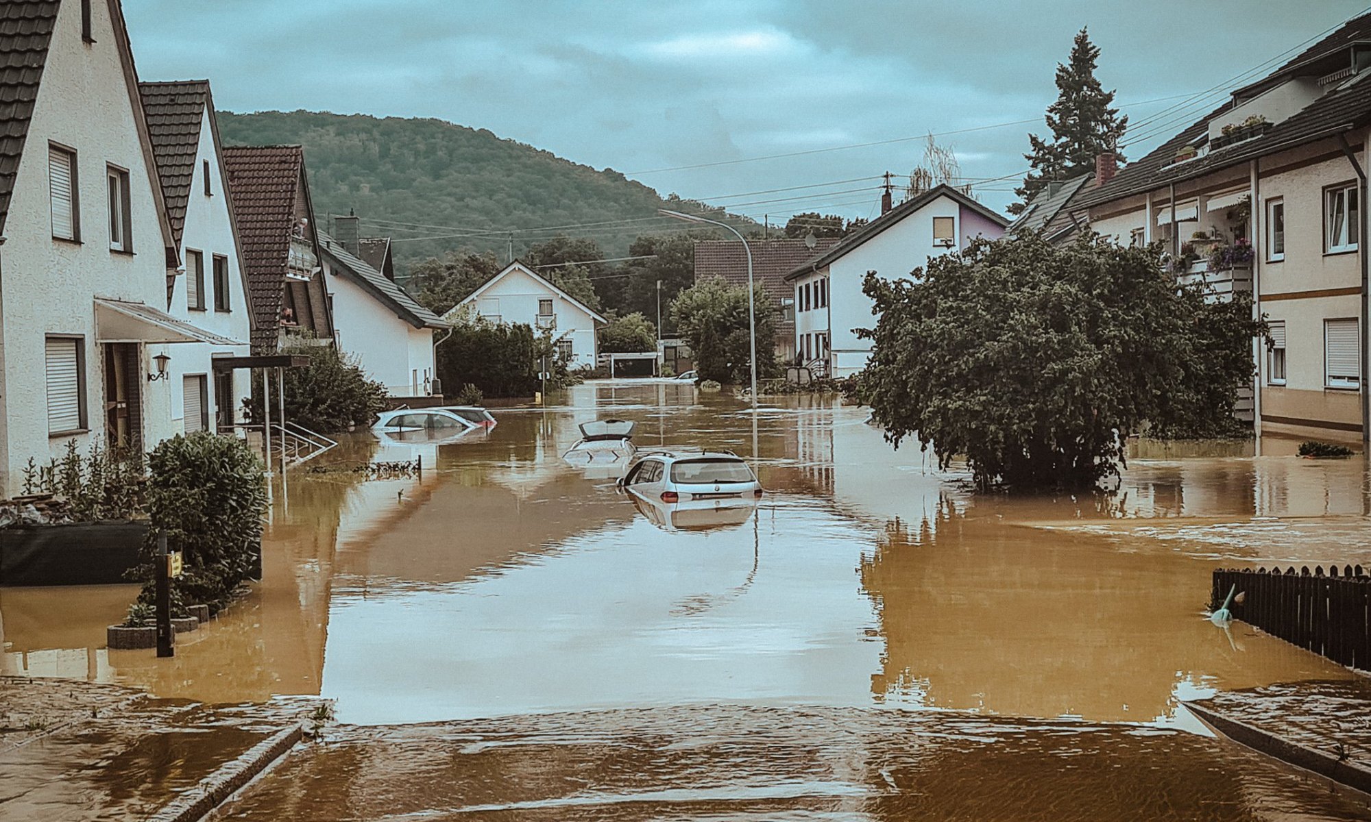 Überflutete Wohngegend in Sinzig (Landkreis Ahrweiler) https://twitter.com/hagen_hoppe/status/1537025220455940096