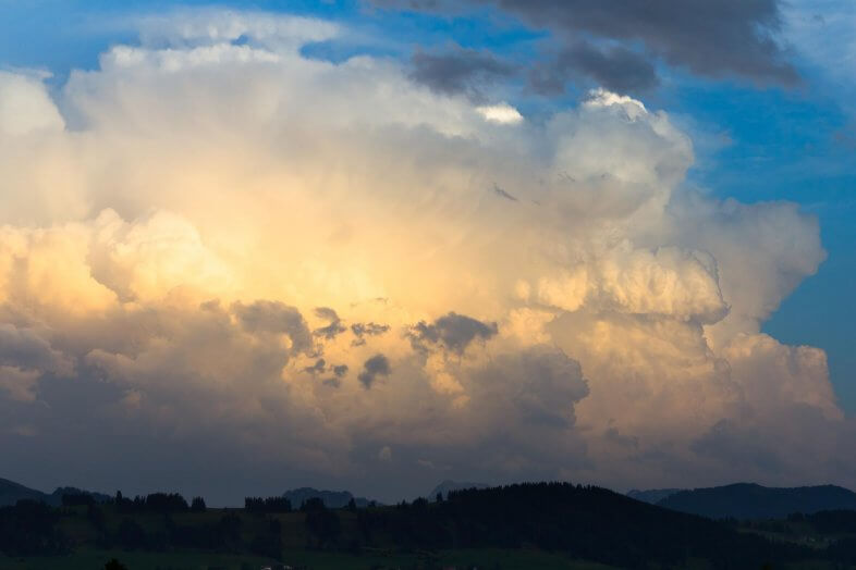 Zu Beginn der neuen Woche im Bergland Hitzegewitter
