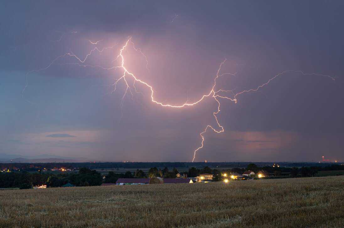 Ein Blitz bei Stockerau.  © Storm Science Austria