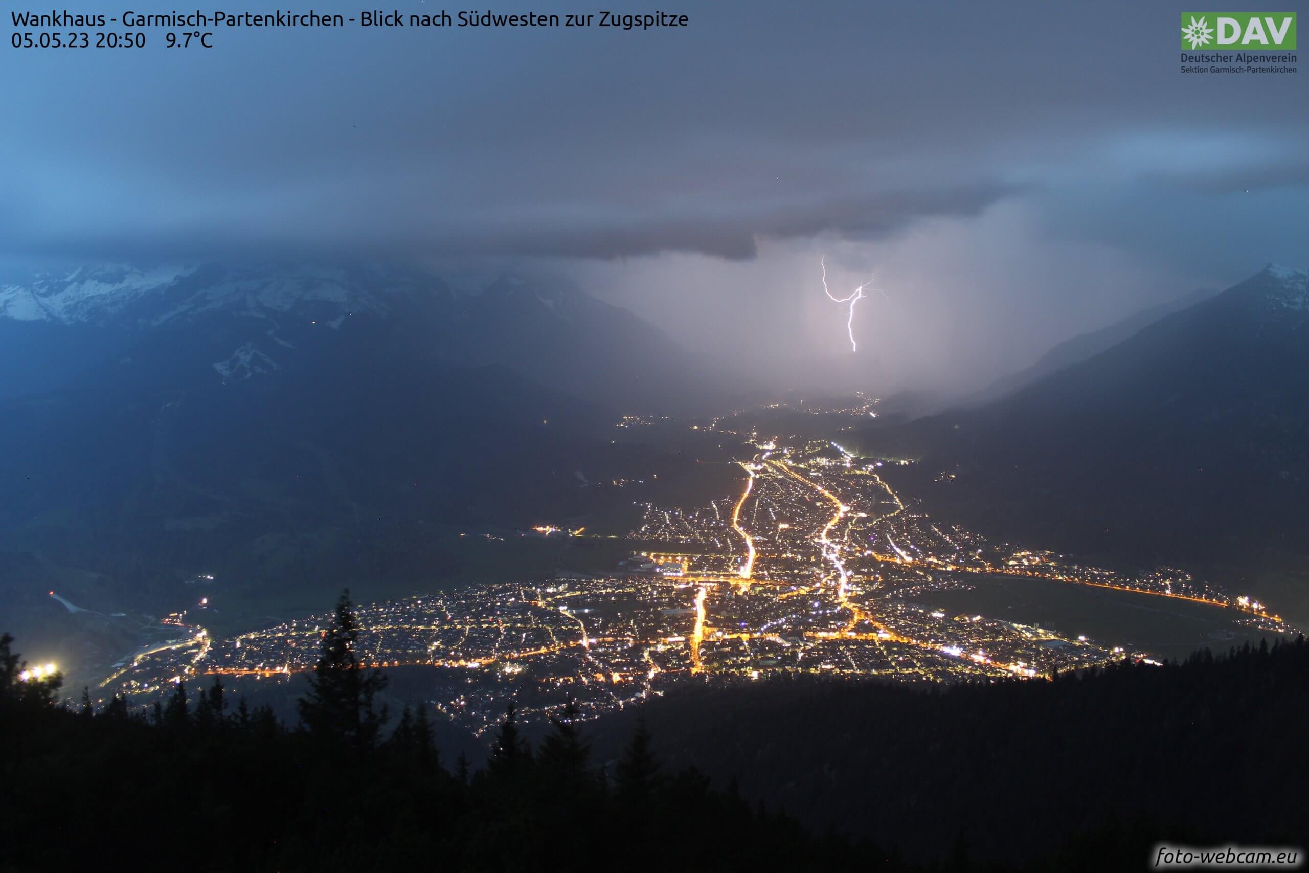 Ein Blitzeinschlag nahe Garmisch-Partenkirchen am 5. Mai. © www.foto-webcam.eu