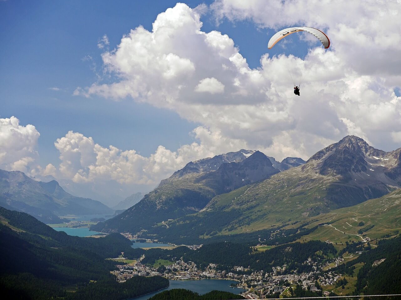 Paraglider und Quellwolken © pixabay.com