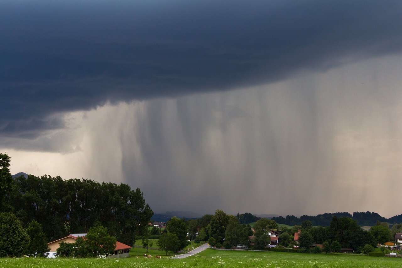 Gewitter mit Starkregen. Bild von Tobias Hämmer auf Pixabay