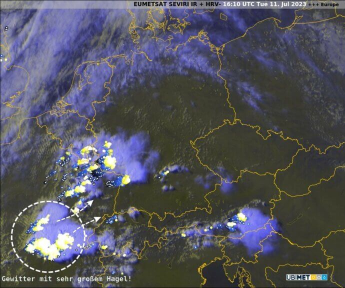 Satellitenbild und Blitzentladungen um 18:10 Uhr MESZ - EUMETSAT, nowcast, UBIMET