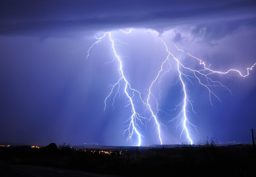 Blitze bei einem Gewitter. Bild von neja5 auf Pixabay.com