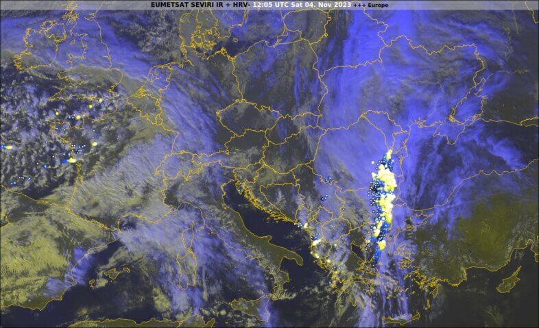 Satellitenbild und Blitzaktivität um 13:05 Uhr MEZ - EUMETSAT, UBIMET