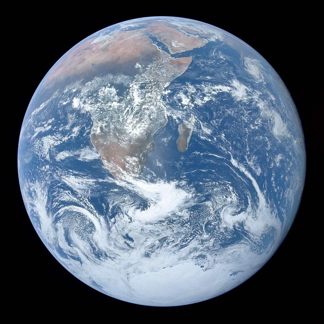 Die Erdkugel aufgenommen aus dem Weltall.
Quelle: https://de.wikipedia.org/wiki/Erde