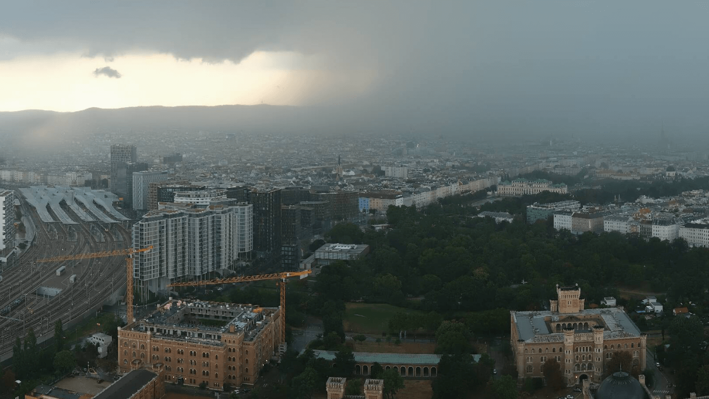 Das kräftige Gewitter in Wien am 17. August 2024 mit der Regenwand über der Stadt - https://a1-arsenal.panomax.com/