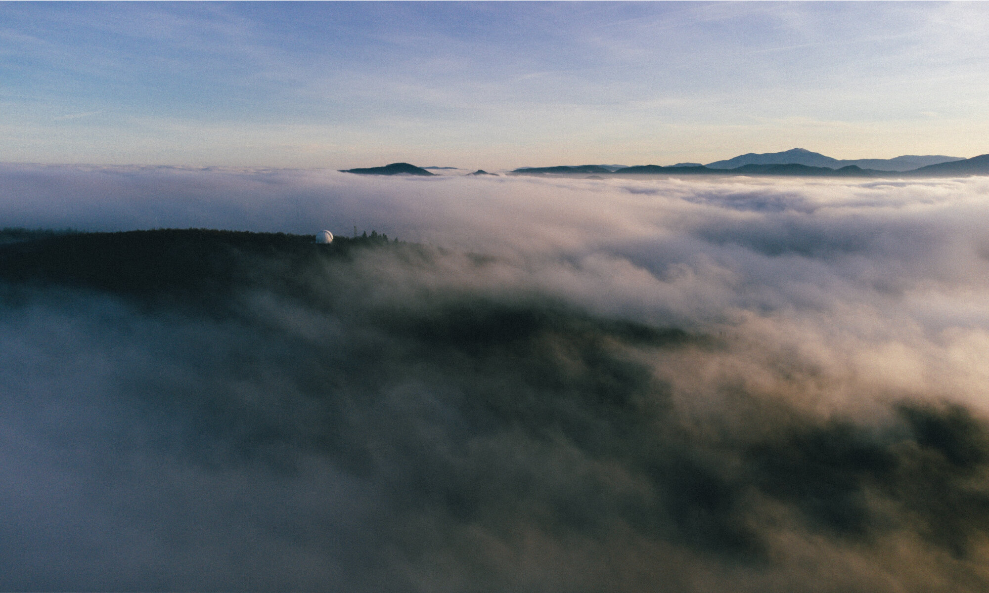 Schöpfl Observatorium über dem Nebel