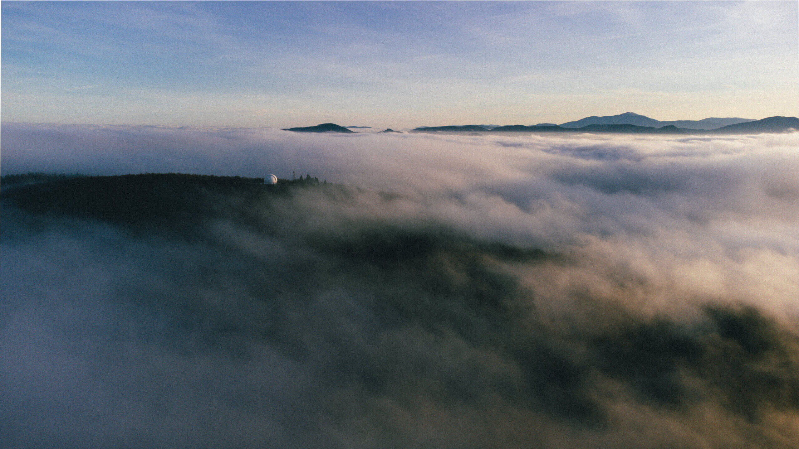 Schöpfl Observatorium über dem Nebel