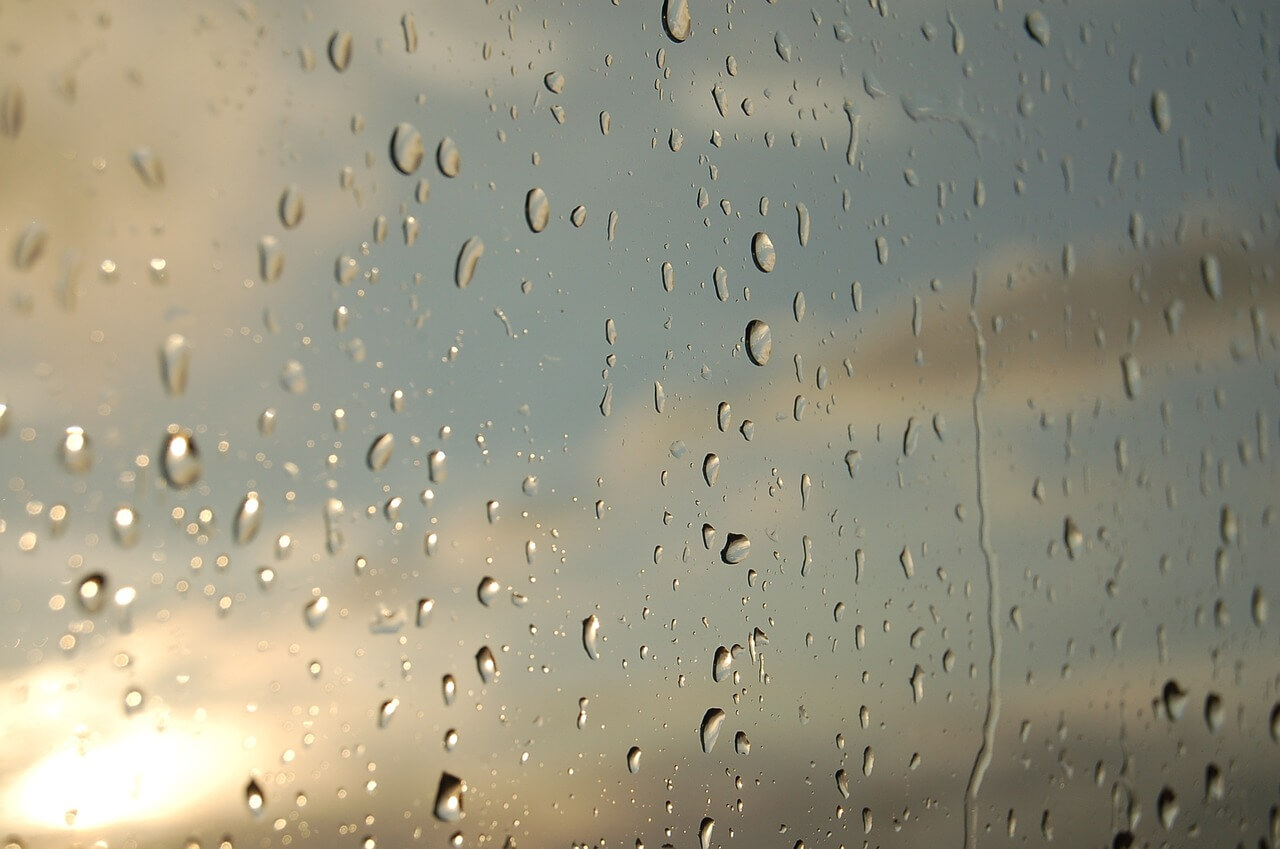 © https://pixabay.com/photos/water-window-drops-wet-raindrops-1283346/