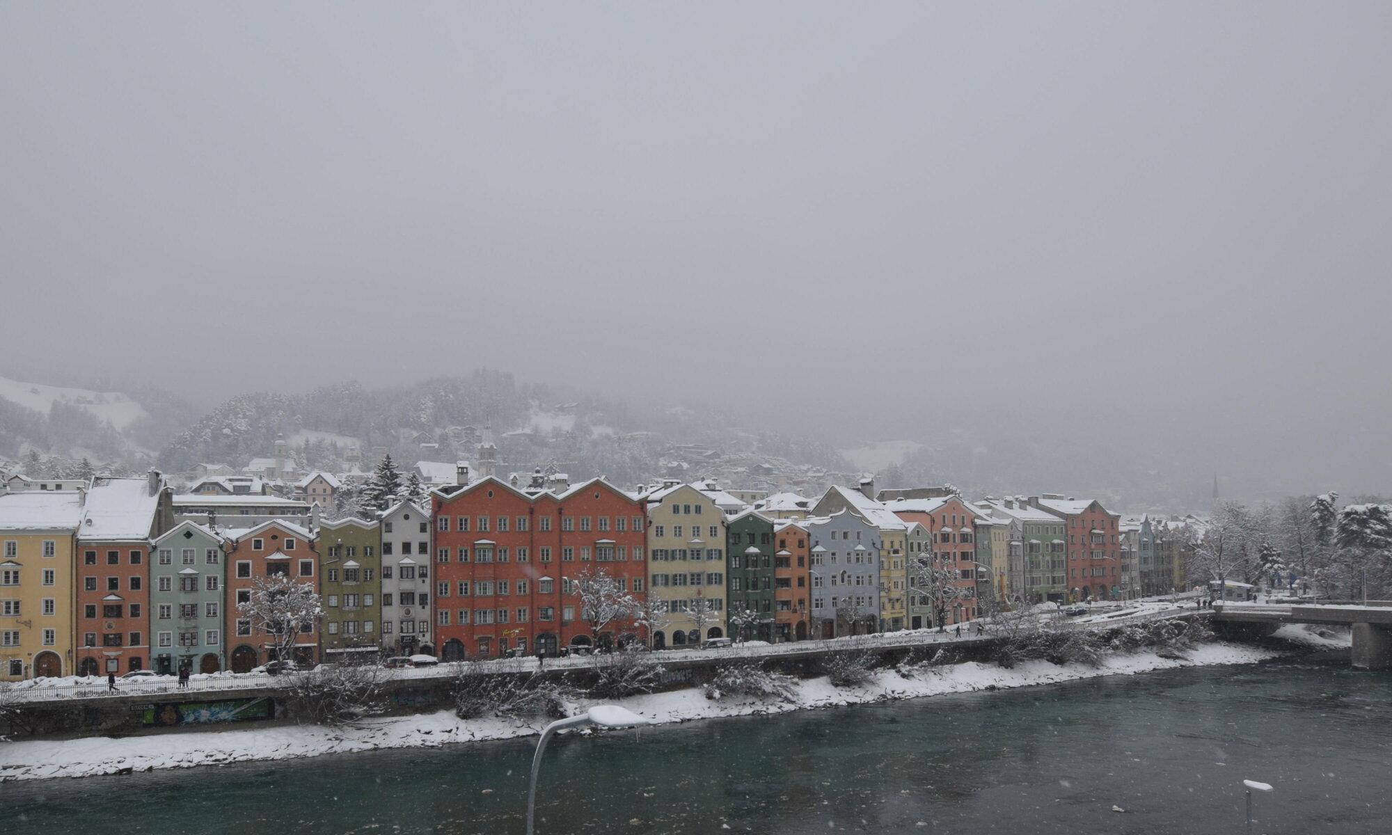 Innsbruck mit Schnee - https://www.innsbruck.info/markthalle/webcam/