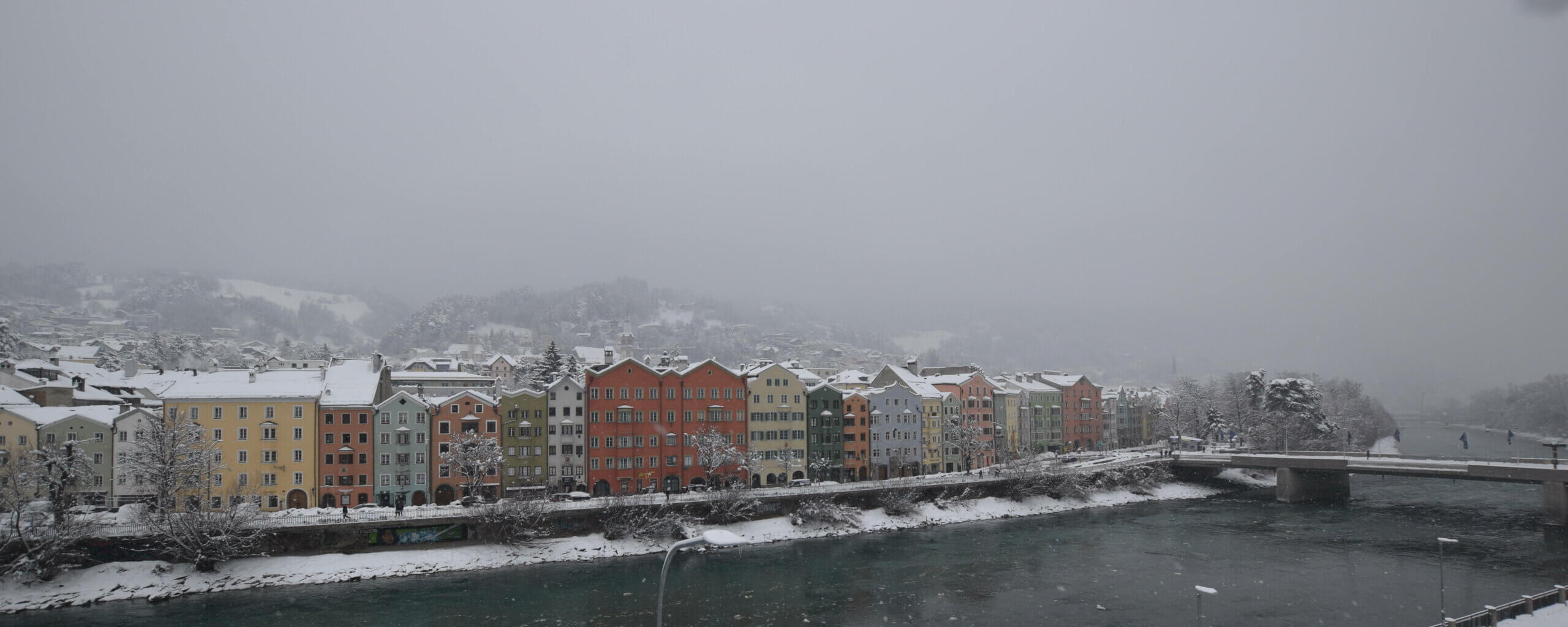 Innsbruck mit Schnee - https://www.innsbruck.info/markthalle/webcam/