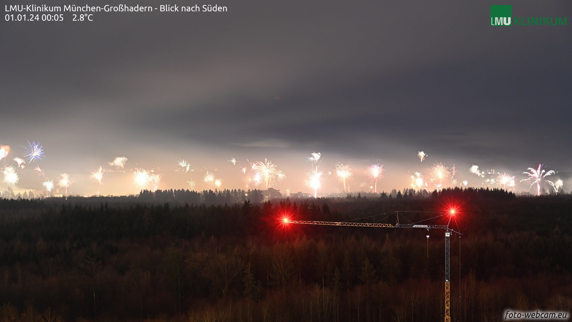 Feuerwerk 2023 bei München mit Nebel und Wolken - foto-webcam.eu