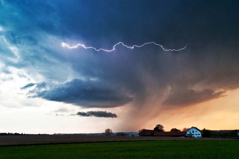 Ein Blitz bei einem Gewitter. © C. Matella / Storm Science Austria