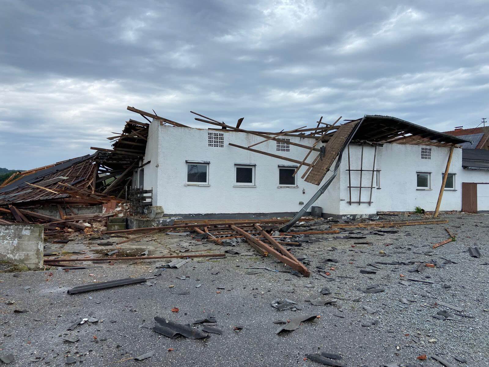 Schwere Sturmschäden in Taufkirchen an der Pram am 15.07.2025 - © Feuerwehr Laufenbach