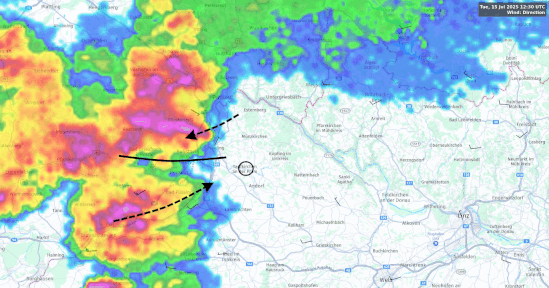 Radaranimation zwischen 14:30 Uhr und 15:00 Uhr MESZ am 15.07.2025 im westlichen Donauraum mit Windrichtung in 10m Höhe. Taufkirchen an der Pram ist im schwarzen Kreis - UBIMET, Austrocontrol